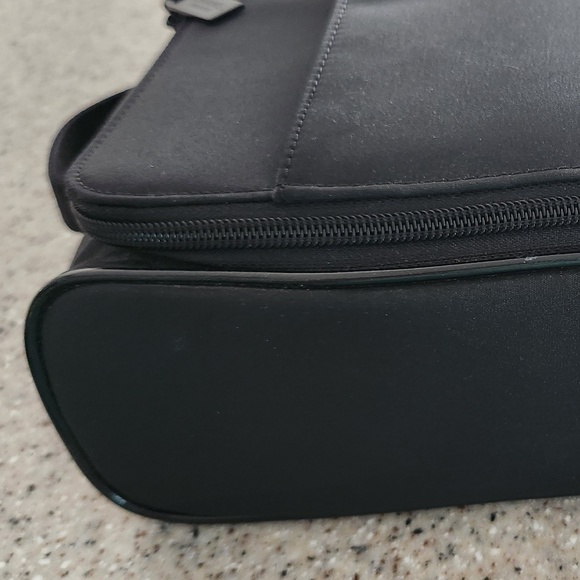 CHANEL Makeup Bag - Picture 6 of 10